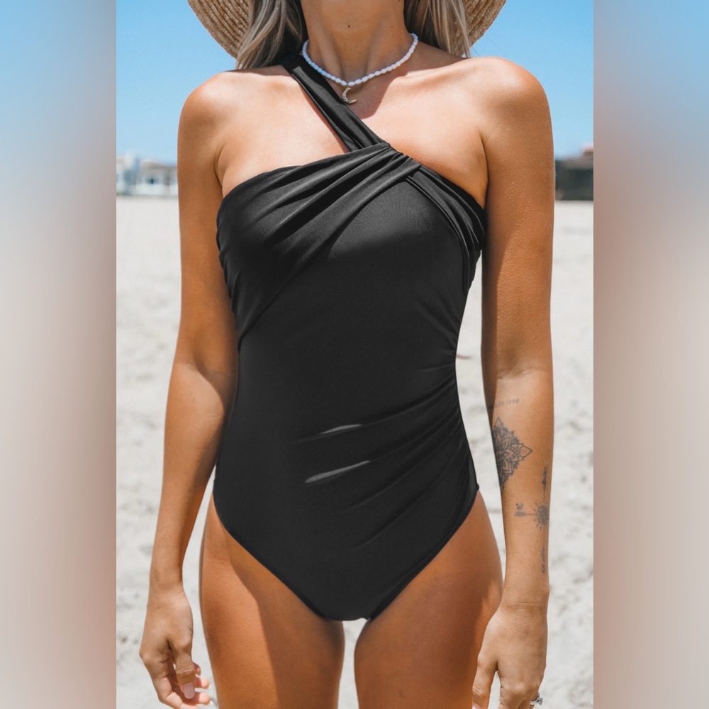 Cupshe Black One-Shoulder Swimsuit